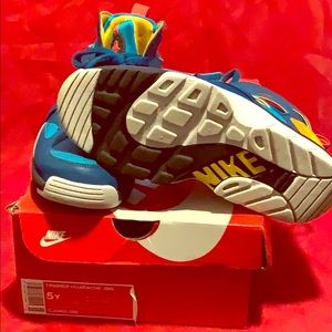 Boy Nike huarache trainers